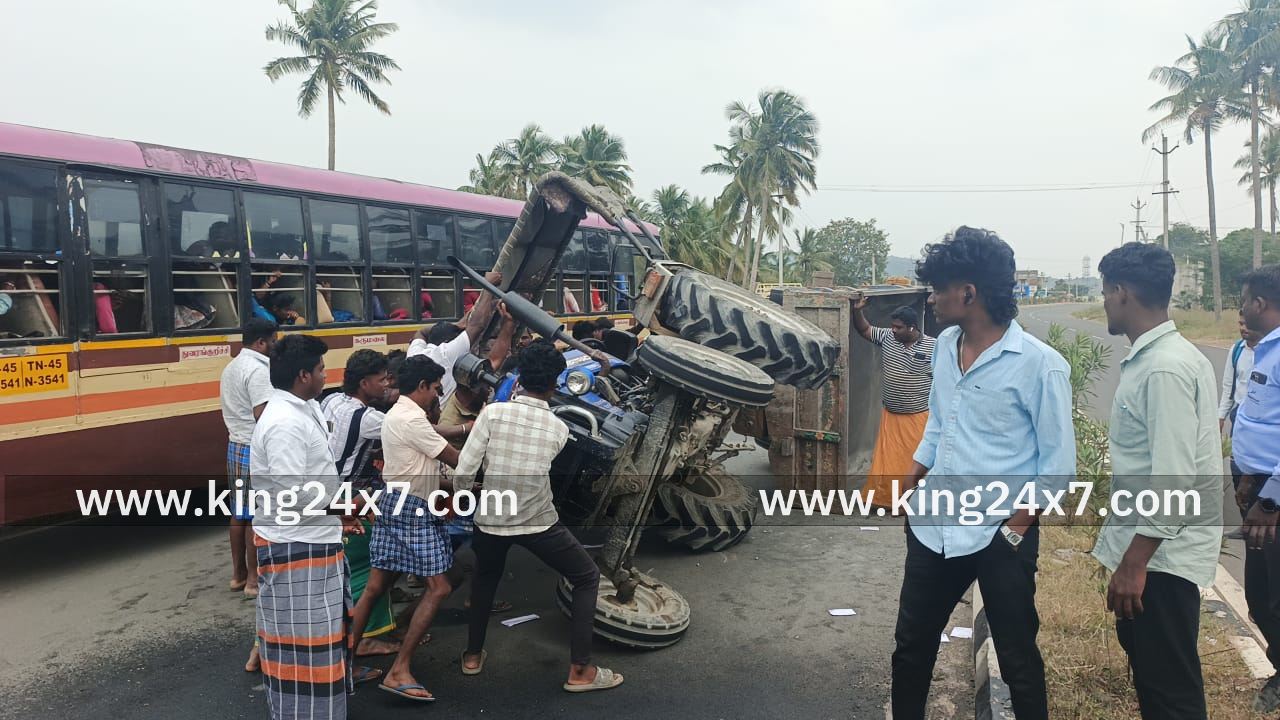 துவரங்குறிச்சி அருகே சாலையில் கவிழ்ந்த டிராக்டர்.