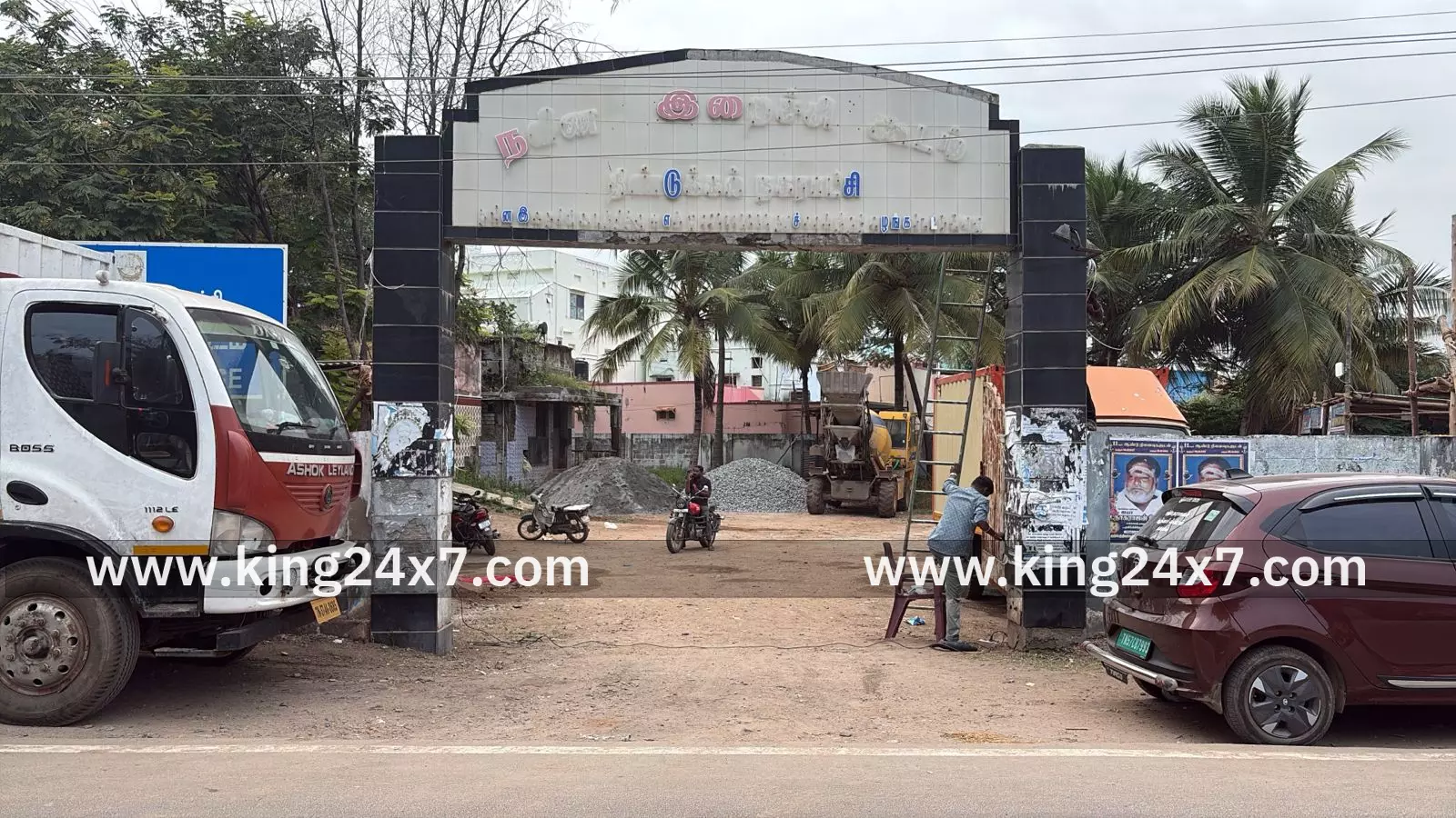 திண்டுக்கல் சோலைஹால் ரோட்டில் இயங்கி வந்த மீன் மார்க்கெட், தற்போது புதுப்பிப்பு பணி நடைபெற்று வருவதால் திண்டுக்கல் சோலைஹால் ரோட்டில் இயங்கி வந்த மீன் மார்க்கெட், தற்போது புதுப்பிப்பு பணி நடைபெற்று வருவதால்