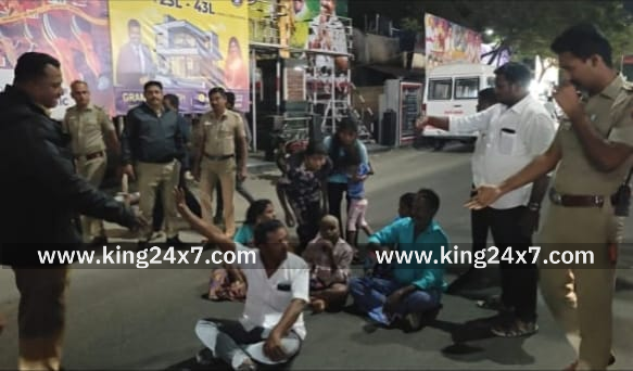 திண்டுக்கல் பஸ் ஸ்டாண்ட் எம்.ஜி.ஆர். சிலை முன்பு மறியல்