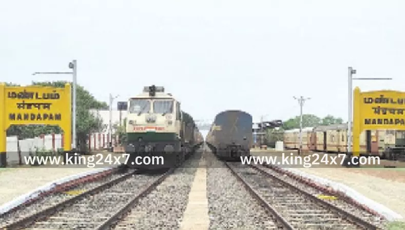 ராமேஸ்வரத்தில் பலத்த காற்று வீசி வருவதால் விரைவு ரயில் மண்டபம் ரயில் நிலையத்தில் நிறுத்தம்!! ராமேஸ்வரத்தில் பலத்த காற்று வீசி வருவதால் விரைவு ரயில் மண்டபம் ரயில் நிலையத்தில் நிறுத்தம்!!