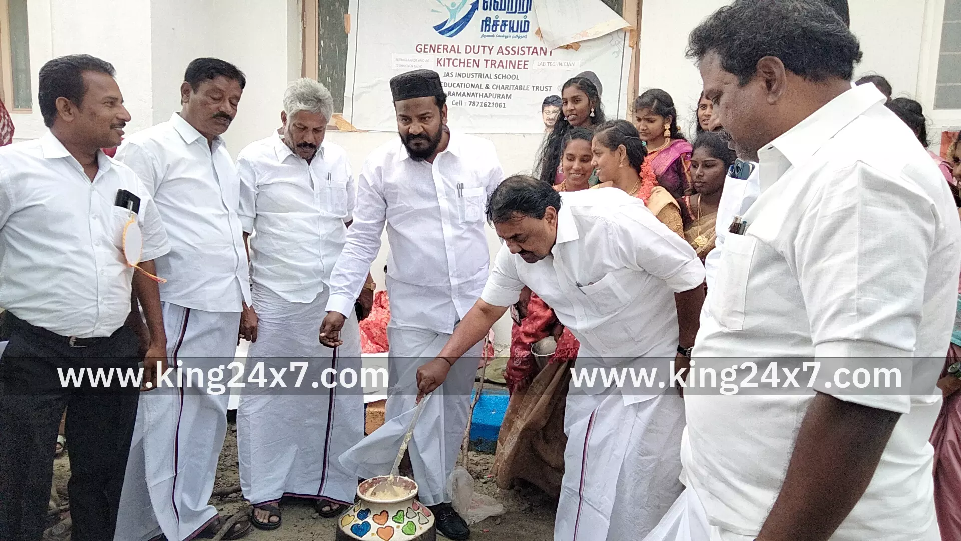 ராமநாதபுரம் சமத்துவ பொங்கல் விழா கொண்டாடிய அமைச்சர் ராமநாதபுரம் சமத்துவ பொங்கல் விழா கொண்டாடிய அமைச்சர்