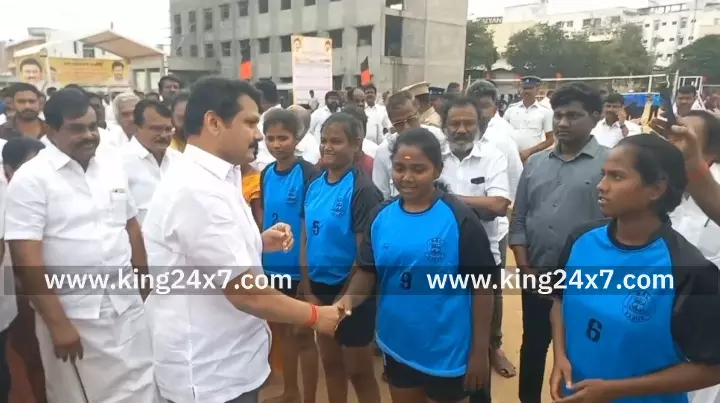 தமிழக முதல்வர் மு.க.ஸ்டாலின் 72 வது பிறந்த நாளையொட்டி, பள்ளி,கல்லூரி மாணவ - மாணவர்களுக்கான குழு விளையாட்டு போட்டிகளை கரூரில் செந்தில் பாலாஜி தொடங்கி வைத்தார். தமிழக முதல்வர் மு.க.ஸ்டாலின் 72 வது பிறந்த நாளையொட்டி, பள்ளி,கல்லூரி மாணவ - மாணவர்களுக்கான குழு விளையாட்டு போட்டிகளை கரூரில் செந்தில் பாலாஜி தொடங்கி வைத்தார்.