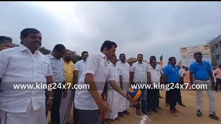 தமிழக முதல்வர் மு.க.ஸ்டாலின் 72 வது பிறந்த நாளையொட்டி, பள்ளி,கல்லூரி மாணவ - மாணவர்களுக்கான குழு விளையாட்டு போட்டிகளை கரூரில் செந்தில் பாலாஜி தொடங்கி வைத்தார். தமிழக முதல்வர் மு.க.ஸ்டாலின் 72 வது பிறந்த நாளையொட்டி, பள்ளி,கல்லூரி மாணவ - மாணவர்களுக்கான குழு விளையாட்டு போட்டிகளை கரூரில் செந்தில் பாலாஜி தொடங்கி வைத்தார்.