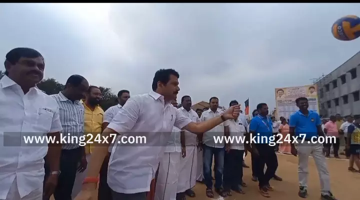 தமிழக முதல்வர் மு.க.ஸ்டாலின் 72 வது பிறந்த நாளையொட்டி, பள்ளி,கல்லூரி மாணவ - மாணவர்களுக்கான குழு விளையாட்டு போட்டிகளை கரூரில் செந்தில் பாலாஜி தொடங்கி வைத்தார். தமிழக முதல்வர் மு.க.ஸ்டாலின் 72 வது பிறந்த நாளையொட்டி, பள்ளி,கல்லூரி மாணவ - மாணவர்களுக்கான குழு விளையாட்டு போட்டிகளை கரூரில் செந்தில் பாலாஜி தொடங்கி வைத்தார்.