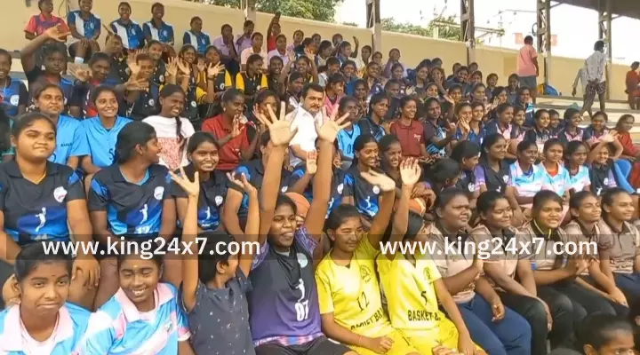 தமிழக முதல்வர் மு.க.ஸ்டாலின் 72 வது பிறந்த நாளையொட்டி, பள்ளி,கல்லூரி மாணவ - மாணவர்களுக்கான குழு விளையாட்டு போட்டிகளை கரூரில் செந்தில் பாலாஜி தொடங்கி வைத்தார். தமிழக முதல்வர் மு.க.ஸ்டாலின் 72 வது பிறந்த நாளையொட்டி, பள்ளி,கல்லூரி மாணவ - மாணவர்களுக்கான குழு விளையாட்டு போட்டிகளை கரூரில் செந்தில் பாலாஜி தொடங்கி வைத்தார்.