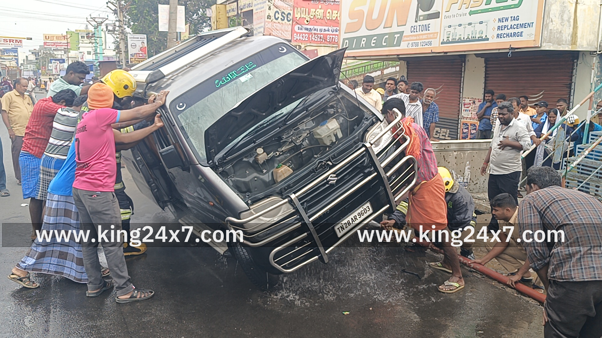 திருச்செங்கோடு புதிய பேருந்து நிலையம் அருகே ரோட்டில் வந்து கொண்டிருந்த ஆம்னி வேனில் திடீர் புகை பரபரப்பு