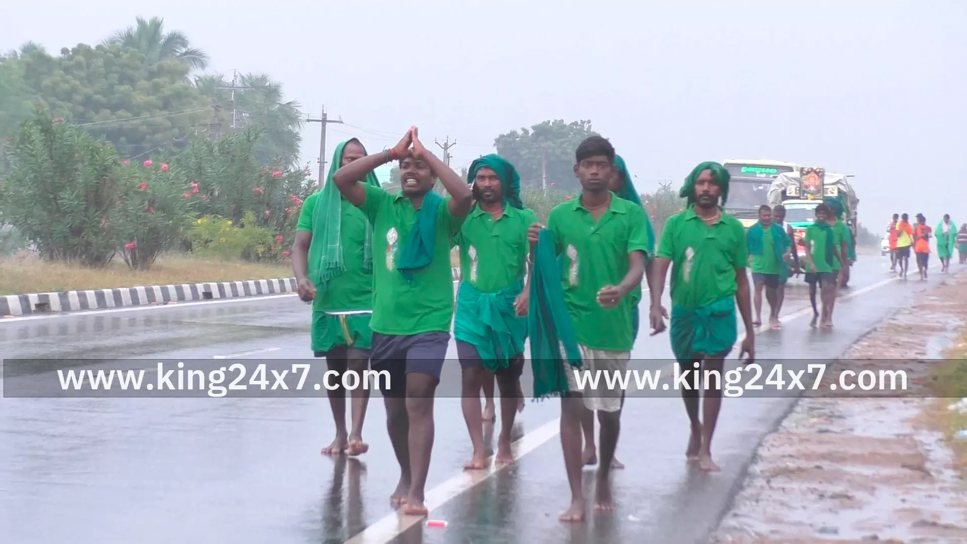 மணப்பாறை வழியாக அடாத மழையிலும் விடாமல் பழனிக்கு பாதயாத்திரை செல்லும் பக்தர்கள் மணப்பாறை வழியாக அடாத மழையிலும் விடாமல் பழனிக்கு பாதயாத்திரை செல்லும் பக்தர்கள்