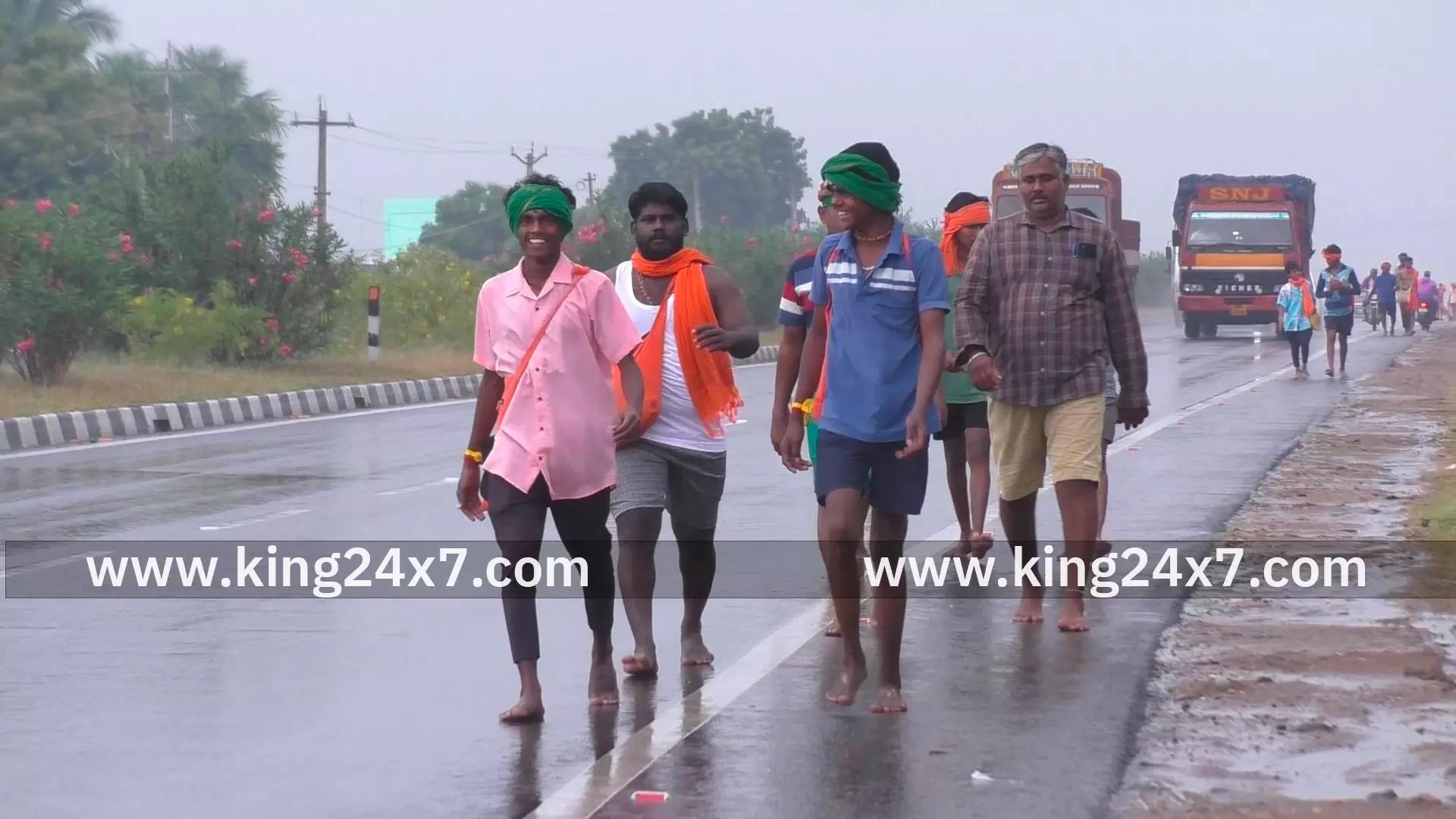 மணப்பாறை வழியாக அடாத மழையிலும் விடாமல் பழனிக்கு பாதயாத்திரை செல்லும் பக்தர்கள் மணப்பாறை வழியாக அடாத மழையிலும் விடாமல் பழனிக்கு பாதயாத்திரை செல்லும் பக்தர்கள்