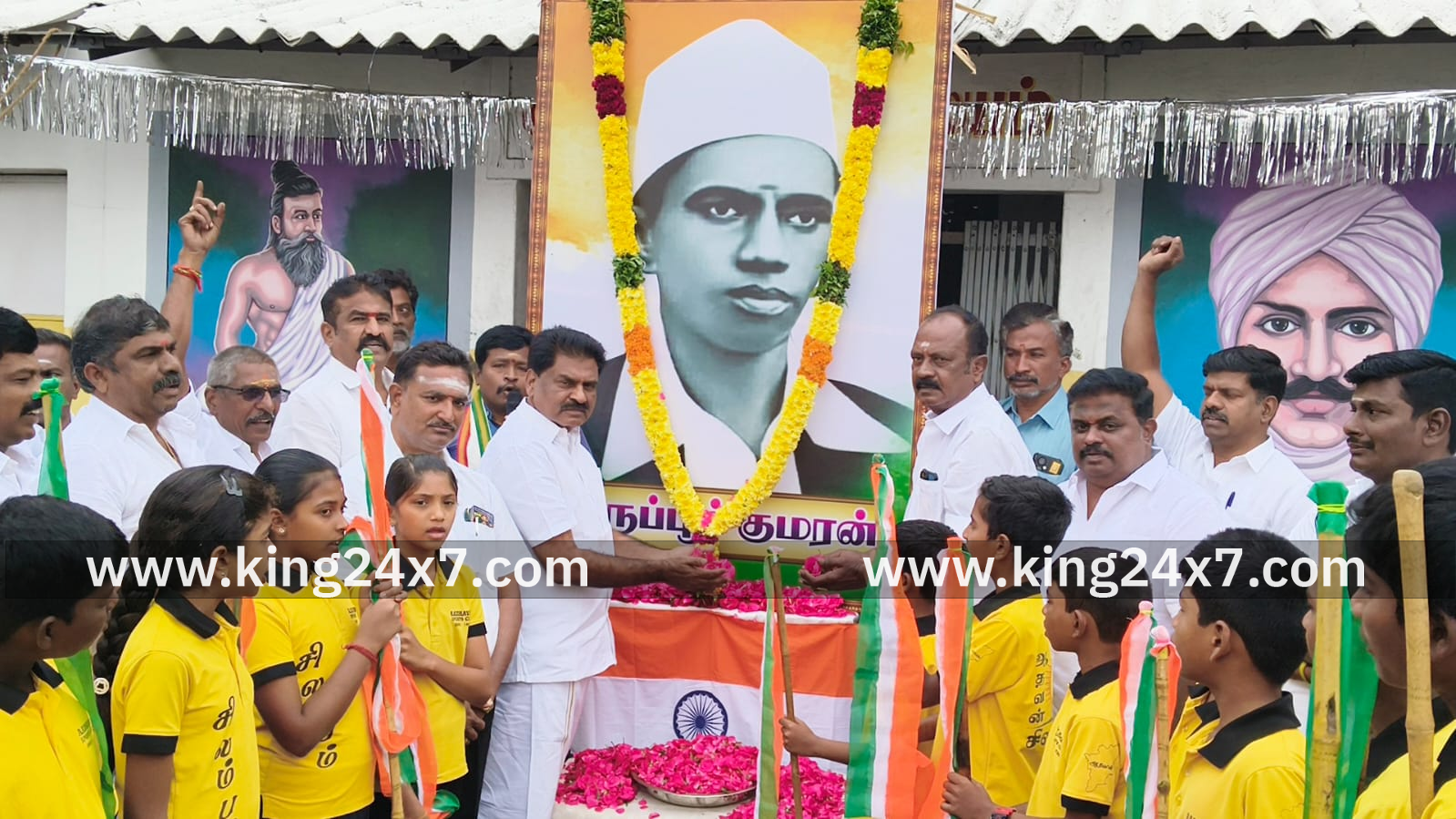 திருச்செங்கோட்டில் திருப்பூர் குமரனின் 94 ஆவது நினைவேந்தல் நிகழ்ச்சிசட்டமன்ற உறுப்பினர் ஈஸ்வரன் திருவுருவப் படத்திற்கு மலர் தூவி மரியாதை சிலம்பம் சுற்றிமாணவர்கள் வீரவணக்கம்