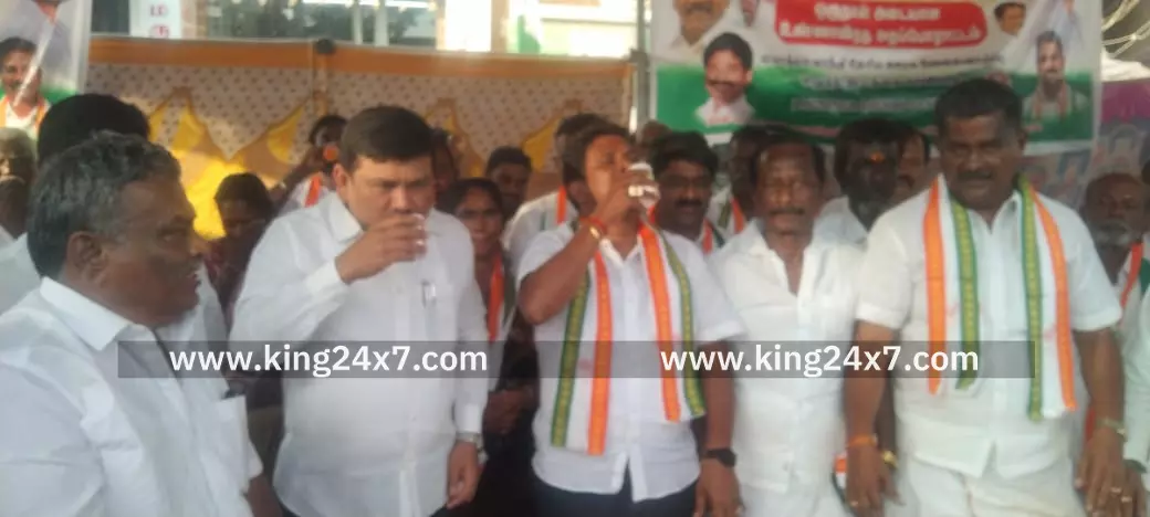 ராமநாதபுரம் காங்கிரஸ் கட்சி சார்பில் உண்ணாவிர போராட்டம் நடைபெற்றது ராமநாதபுரம் காங்கிரஸ் கட்சி சார்பில் உண்ணாவிர போராட்டம் நடைபெற்றது