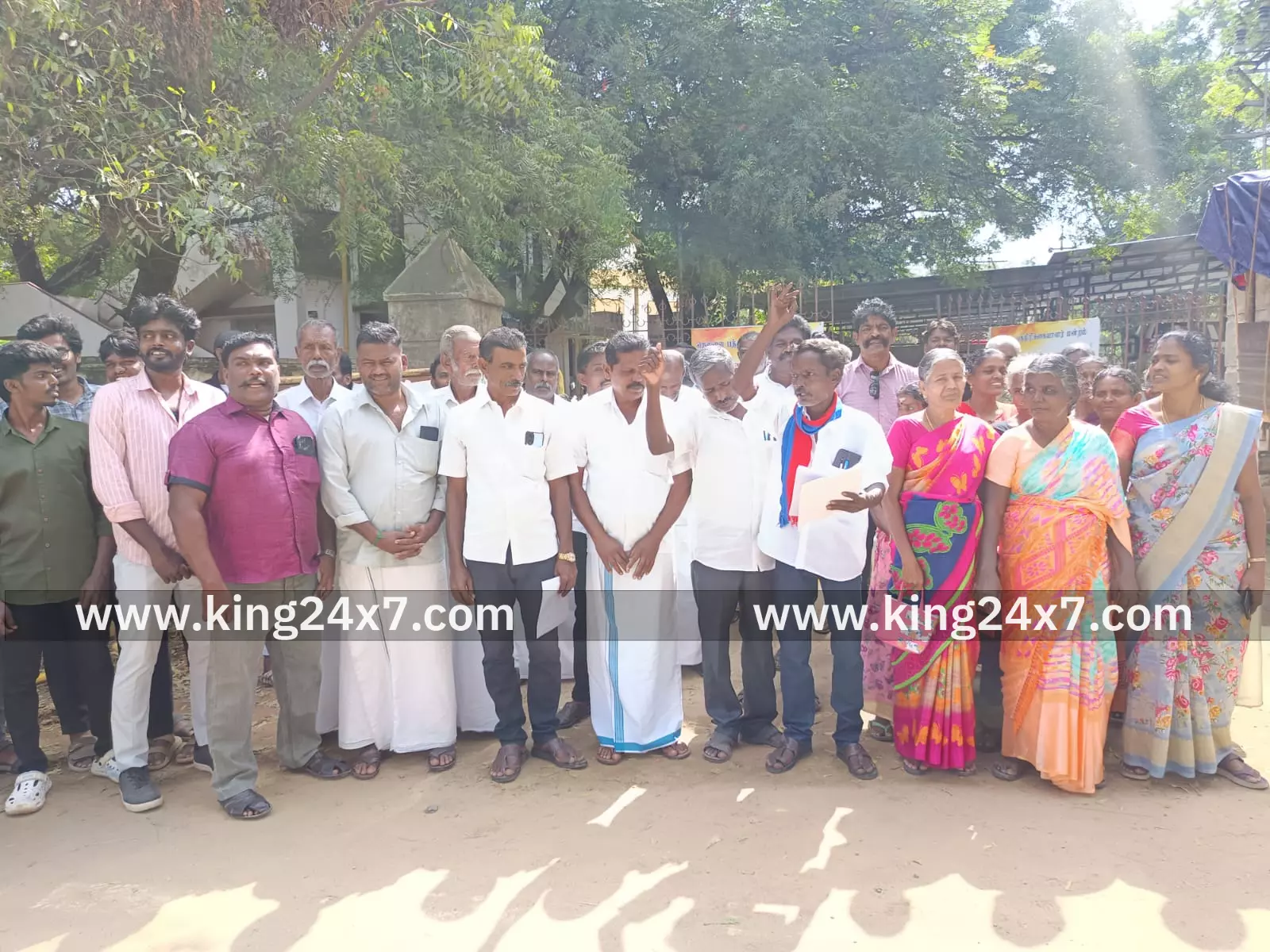 போலியாக பதிவு செய்யப்பட்ட பத்திர பதிவை ரத்து செய்யக்கோரி போராட்டம் போலியாக பதிவு செய்யப்பட்ட பத்திர பதிவை ரத்து செய்யக்கோரி போராட்டம்