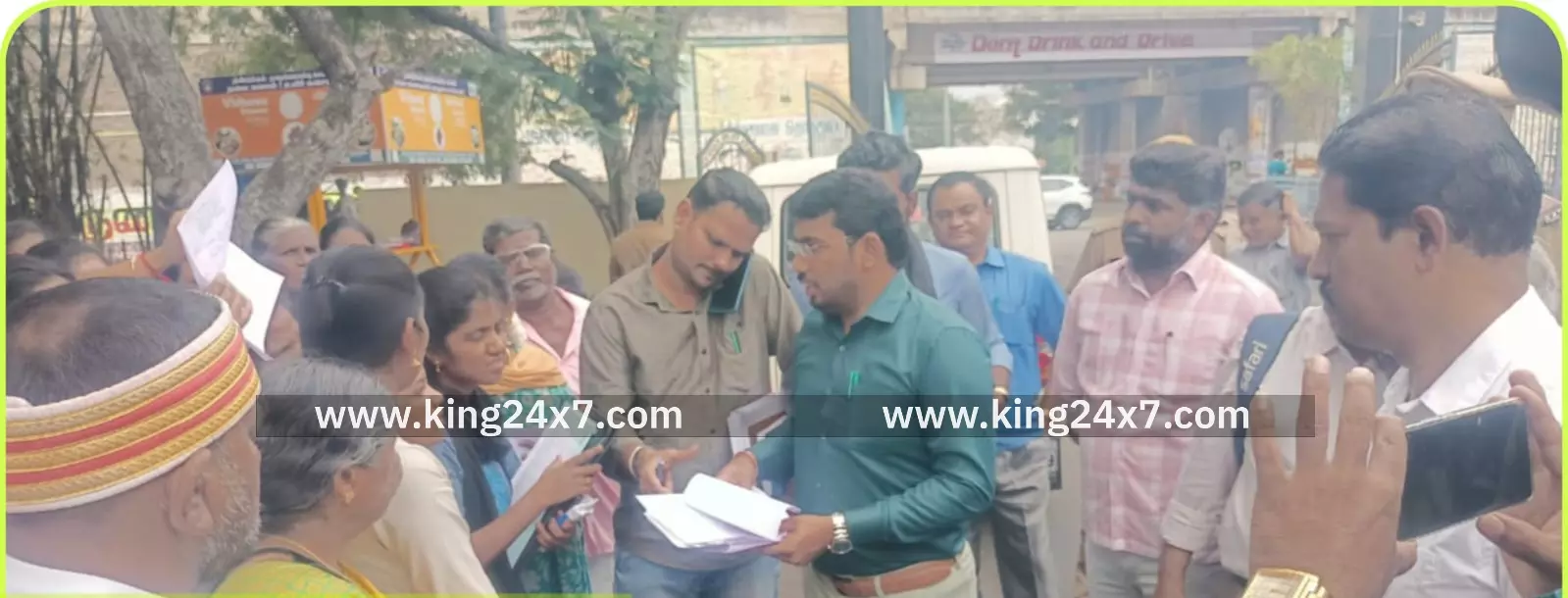 திண்டுக்கல் மாவட்டம் ஆட்சியர் அலுவல வளாகத்தில் ஆய்வு செய்து கொண்டிருந்த மாவட்ட சரவணன் அவர்களிடம் திண்டுக்கல் மாவட்டம் ஆட்சியர் அலுவல வளாகத்தில் ஆய்வு செய்து கொண்டிருந்த மாவட்ட சரவணன் அவர்களிடம்