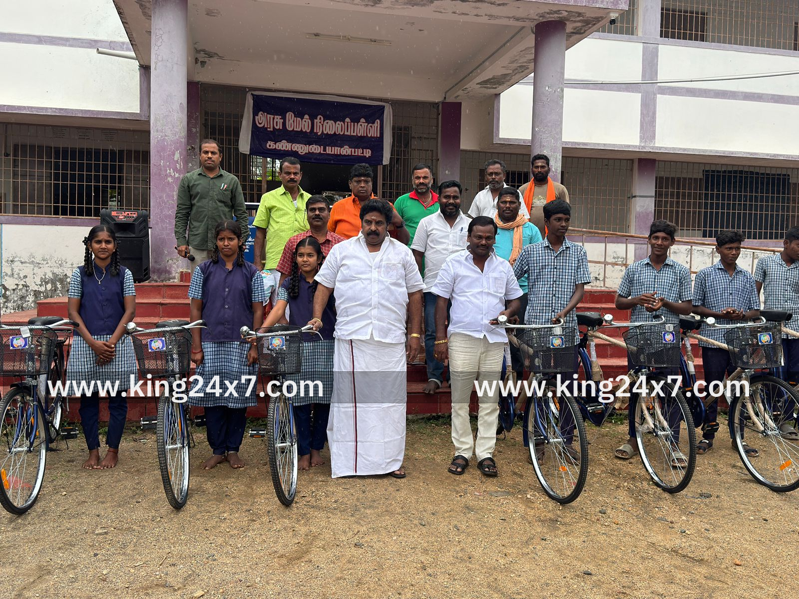 மணப்பாறை அருகே பள்ளி மாணவர்களுக்கு மிதிவண்டி வழங்கிய 
ஶ்ரீரங்கம் சட்டமன்ற உறுப்பினர்.

அரசுக்கு நன்றி தெரிவித்த மாணவர்கள்.