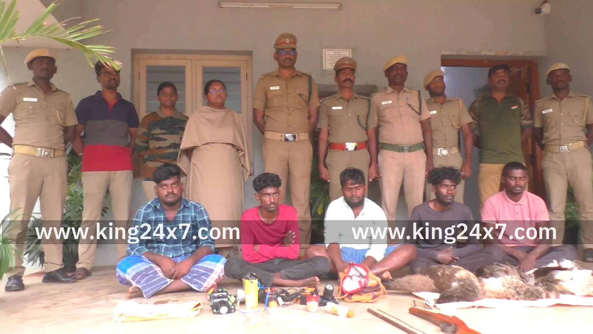 மணப்பாறை அருகே மயில்களை வேட்டையாடிய 5 பேர் கைது, நாட்டுத்துப்பாக்கி, கார் உள்ளிட்டவைகள் பறிமுதல் மணப்பாறை அருகே மயில்களை வேட்டையாடிய 5 பேர் கைது, நாட்டுத்துப்பாக்கி, கார் உள்ளிட்டவைகள் பறிமுதல்