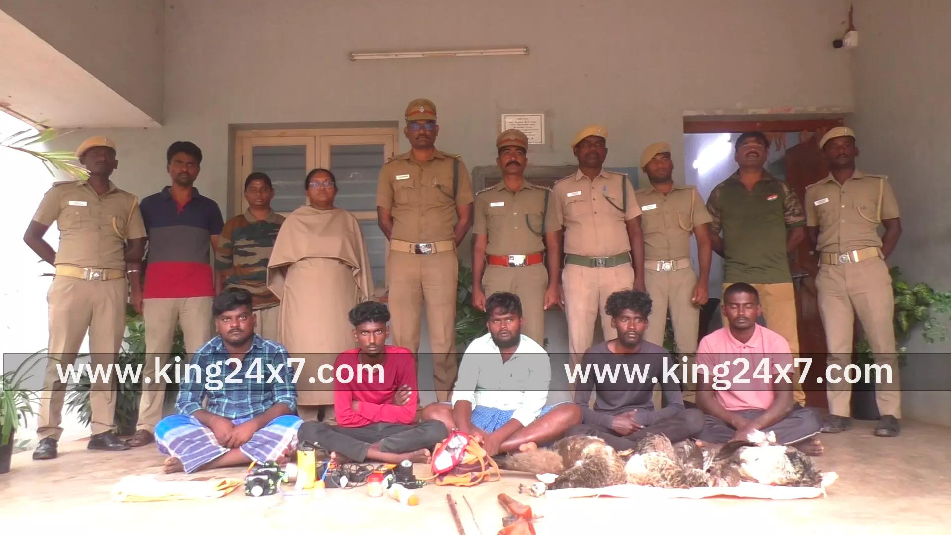 மணப்பாறை அருகே மயில்களை வேட்டையாடிய 5 பேர் கைது, நாட்டுத்துப்பாக்கி, கார் உள்ளிட்டவைகள் பறிமுதல் மணப்பாறை அருகே மயில்களை வேட்டையாடிய 5 பேர் கைது, நாட்டுத்துப்பாக்கி, கார் உள்ளிட்டவைகள் பறிமுதல்