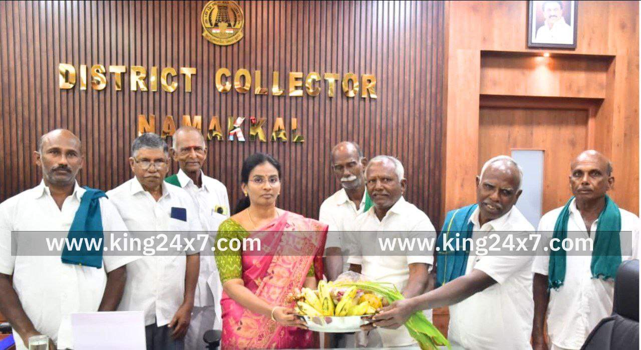 நாமக்கல் மாவட்ட விவசாயிகள் மாவட்ட  ஆட்சியர் அவர்களுக்கு பொங்கல் பரிசு தொகுப்பு வழங்கி, பொங்கல் வாழ்த்துக்களை தெரிவித்தனர்.