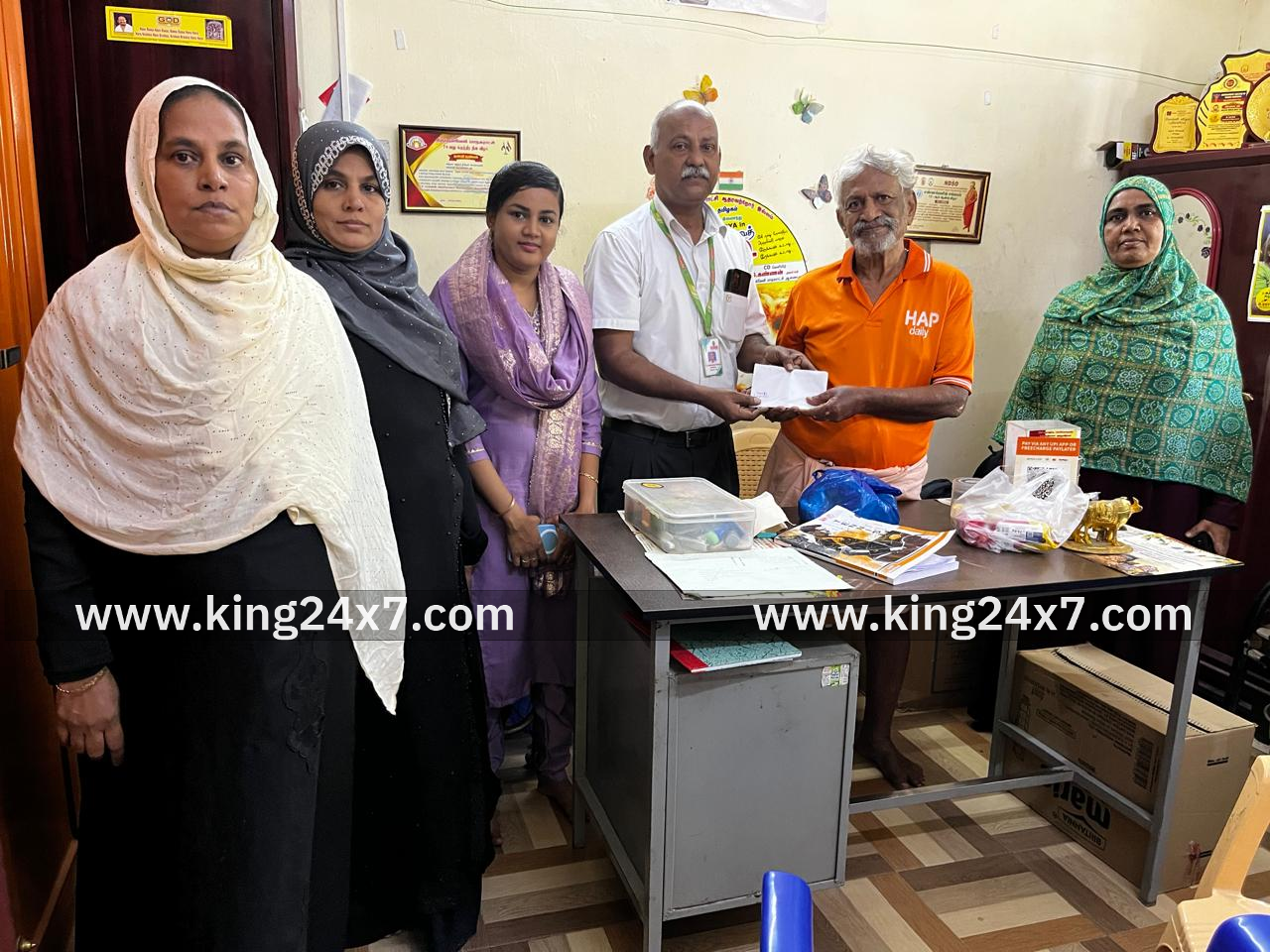 ஆதரவற்றவர்களுக்கு உணவு வழங்கி கொண்டாட்டம்