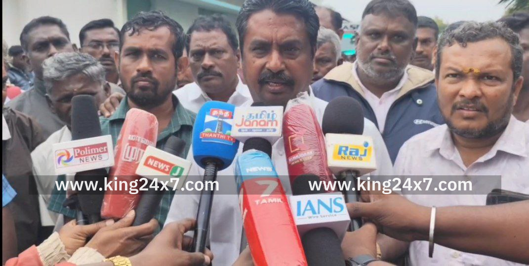 நாமக்கல் தமிழ்நாடு மாநில வாணிப கழகம் முன்பு டாஸ்மாக் ஊழியர்கள் முற்றுகையிட்டு போராட்டம் நடத்தி வருகின்றன. மாவட்டம் முழுவதும் 169 டாஸ்மாக் கடை மூடல்.