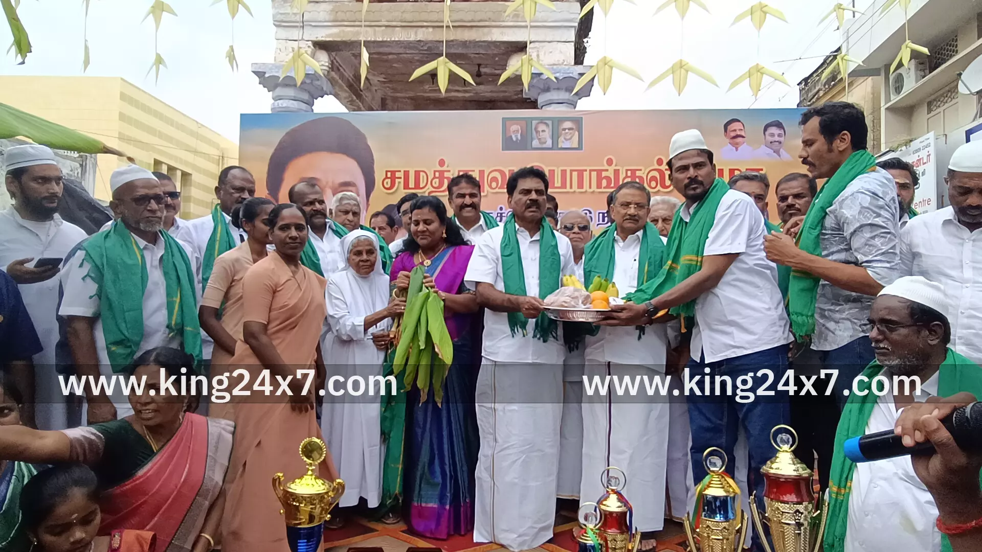 திருச்செங்கோடு நகராட்சி சார்பில் சமத்துவ பொங்கல் விழா இஸ்லாமியர்கள் கிறிஸ்தவர்கள் பொங்கல் சீர் வழங்கி வரவேற்பு திருச்செங்கோடு நகராட்சி சார்பில் சமத்துவ பொங்கல் விழா இஸ்லாமியர்கள் கிறிஸ்தவர்கள் பொங்கல் சீர் வழங்கி வரவேற்பு