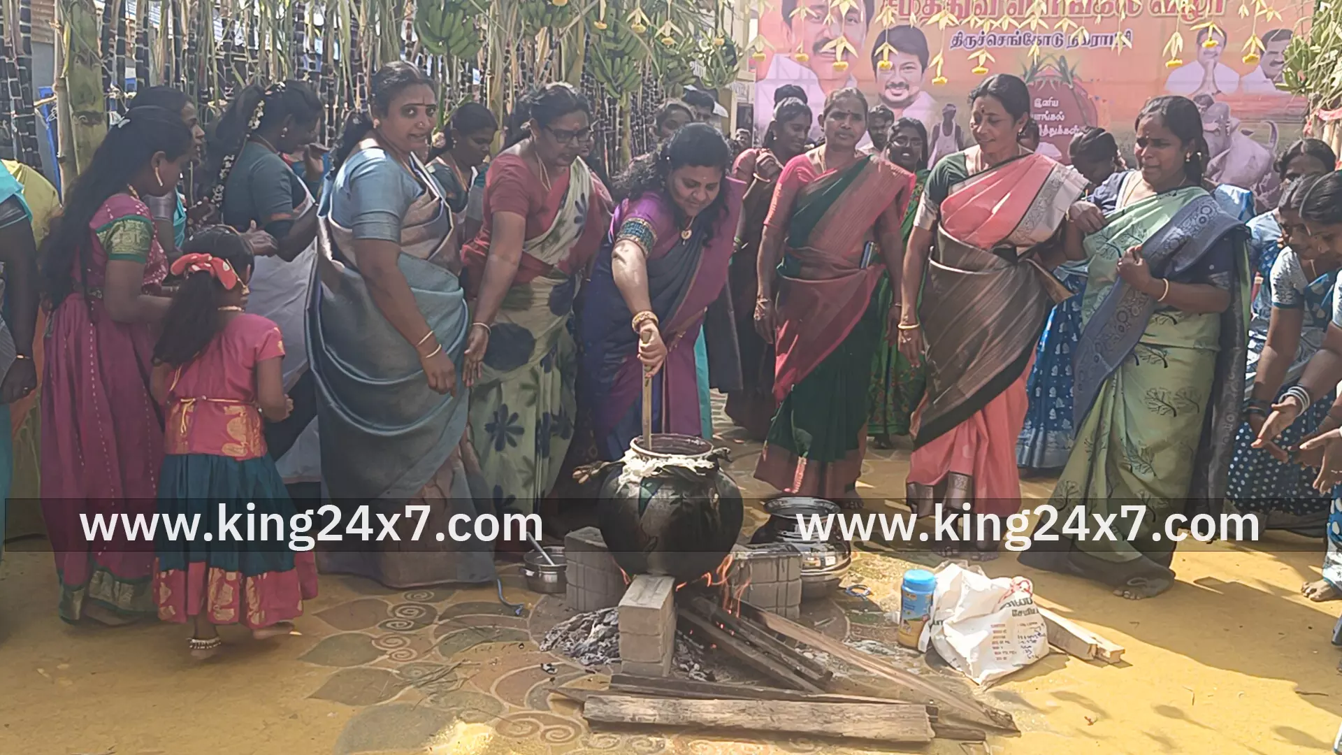 திருச்செங்கோடு நகராட்சி சார்பில் சமத்துவ பொங்கல் விழா இஸ்லாமியர்கள் கிறிஸ்தவர்கள் பொங்கல் சீர் வழங்கி வரவேற்பு திருச்செங்கோடு நகராட்சி சார்பில் சமத்துவ பொங்கல் விழா இஸ்லாமியர்கள் கிறிஸ்தவர்கள் பொங்கல் சீர் வழங்கி வரவேற்பு