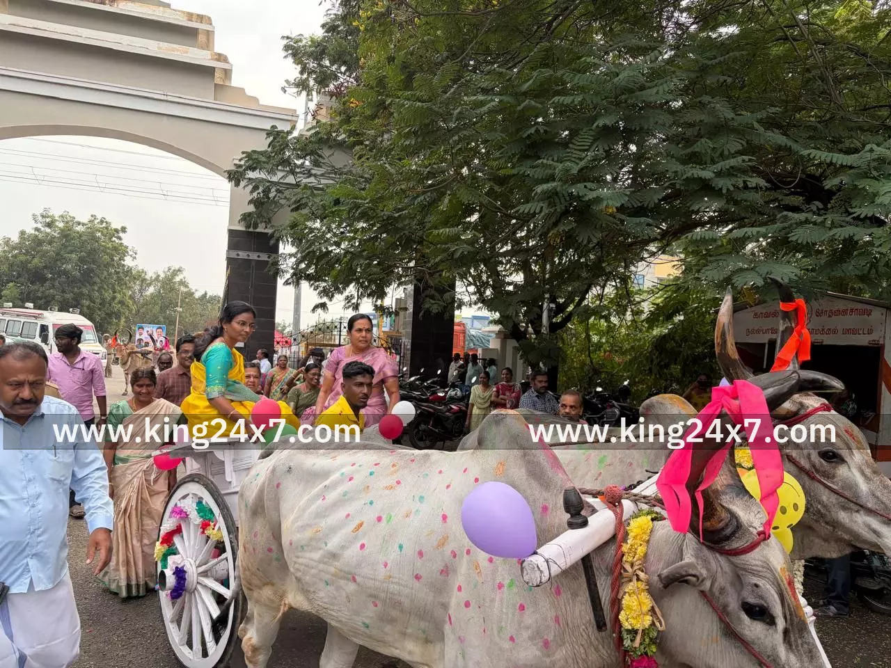 நாமக்கல் மாவட்ட ஆட்சியர் மாட்டு வண்டியில் பயணித்து அலுவலர்களுடன் பொங்கல் வைத்து,அனைவருக்கும் பொங்கல் வாழ்த்துக்களை தெரிவித்தார். நாமக்கல் மாவட்ட ஆட்சியர் மாட்டு வண்டியில் பயணித்து அலுவலர்களுடன் பொங்கல் வைத்து,அனைவருக்கும் பொங்கல் வாழ்த்துக்களை தெரிவித்தார்.