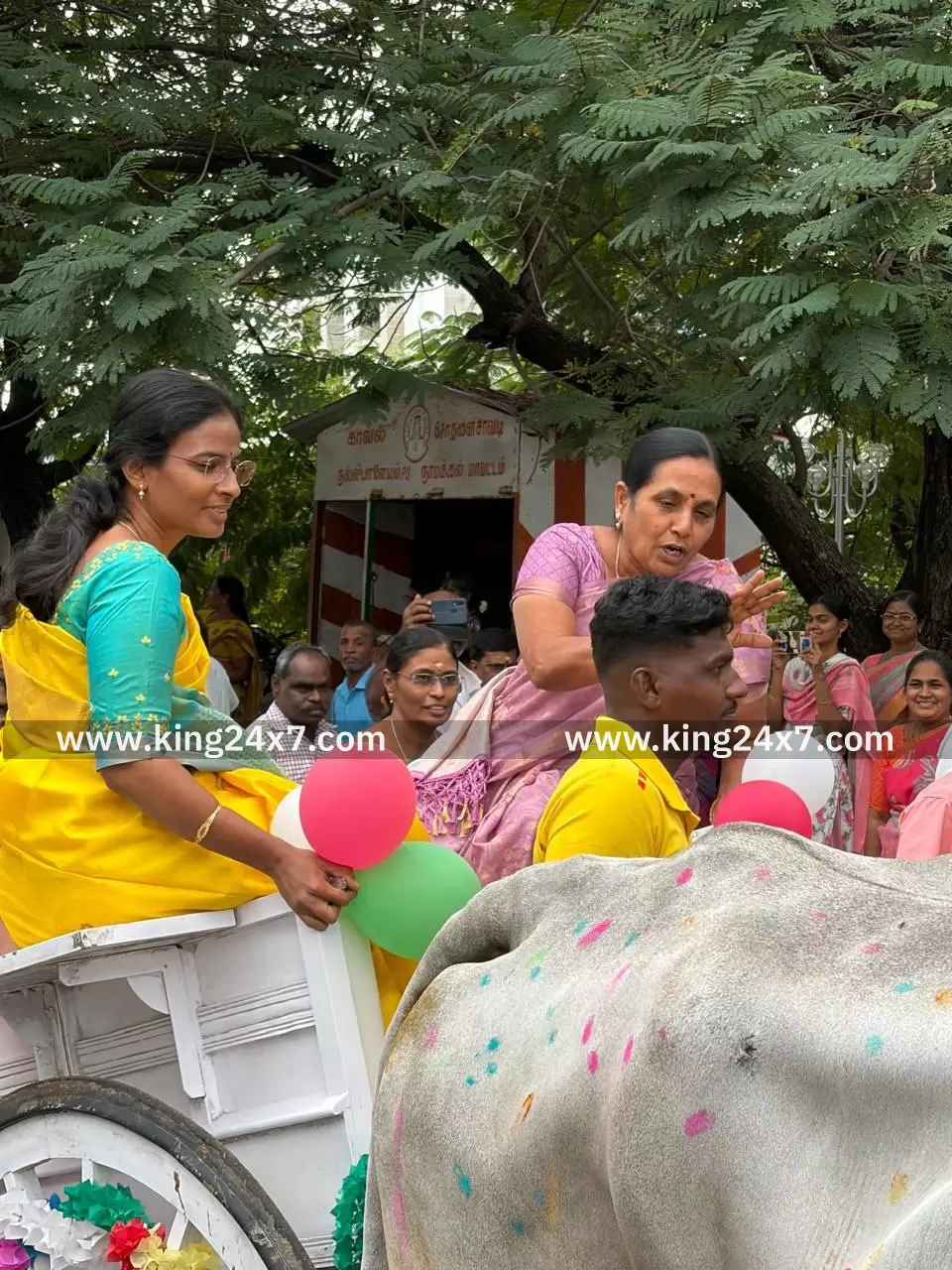 நாமக்கல் மாவட்ட ஆட்சியர் மாட்டு வண்டியில் பயணித்து அலுவலர்களுடன் பொங்கல் வைத்து,அனைவருக்கும் பொங்கல் வாழ்த்துக்களை தெரிவித்தார். நாமக்கல் மாவட்ட ஆட்சியர் மாட்டு வண்டியில் பயணித்து அலுவலர்களுடன் பொங்கல் வைத்து,அனைவருக்கும் பொங்கல் வாழ்த்துக்களை தெரிவித்தார்.
