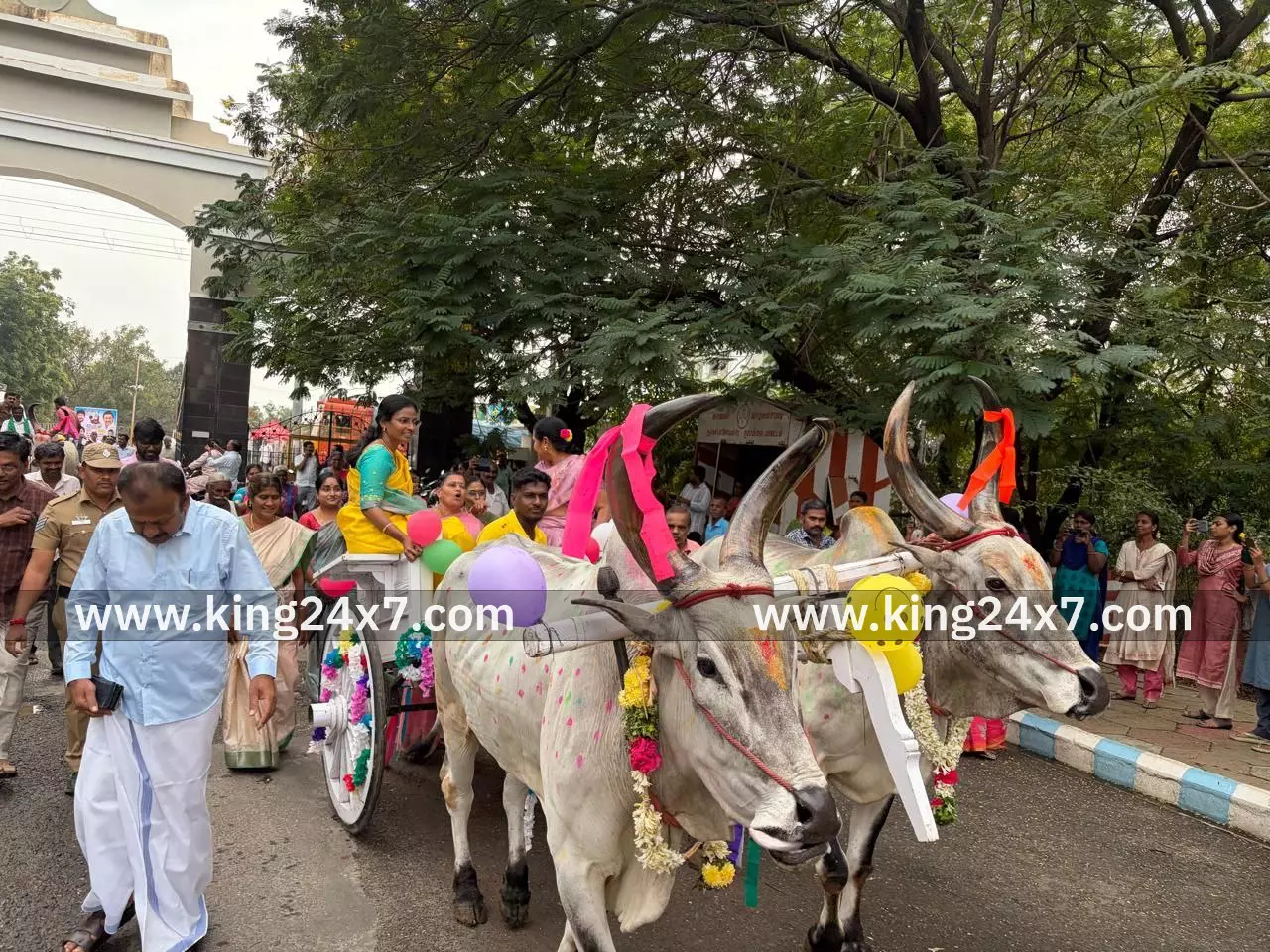 நாமக்கல் மாவட்ட ஆட்சியர் மாட்டு வண்டியில் பயணித்து அலுவலர்களுடன் பொங்கல் வைத்து,அனைவருக்கும் பொங்கல் வாழ்த்துக்களை தெரிவித்தார். நாமக்கல் மாவட்ட ஆட்சியர் மாட்டு வண்டியில் பயணித்து அலுவலர்களுடன் பொங்கல் வைத்து,அனைவருக்கும் பொங்கல் வாழ்த்துக்களை தெரிவித்தார்.