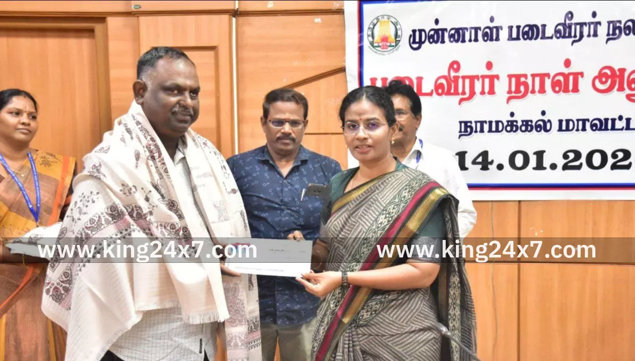 நாமக்கல் மாவட்ட ஆட்சியர் 10-வது “படைவீரர் நாள்“ நிகழ்ச்சியில் படைவீரர் குடும்பத்தினரை கௌரவித்து, நலத்திட்ட உதவிகளை வழங்கினார். நாமக்கல் மாவட்ட ஆட்சியர் 10-வது “படைவீரர் நாள்“ நிகழ்ச்சியில் படைவீரர் குடும்பத்தினரை கௌரவித்து, நலத்திட்ட உதவிகளை வழங்கினார்.