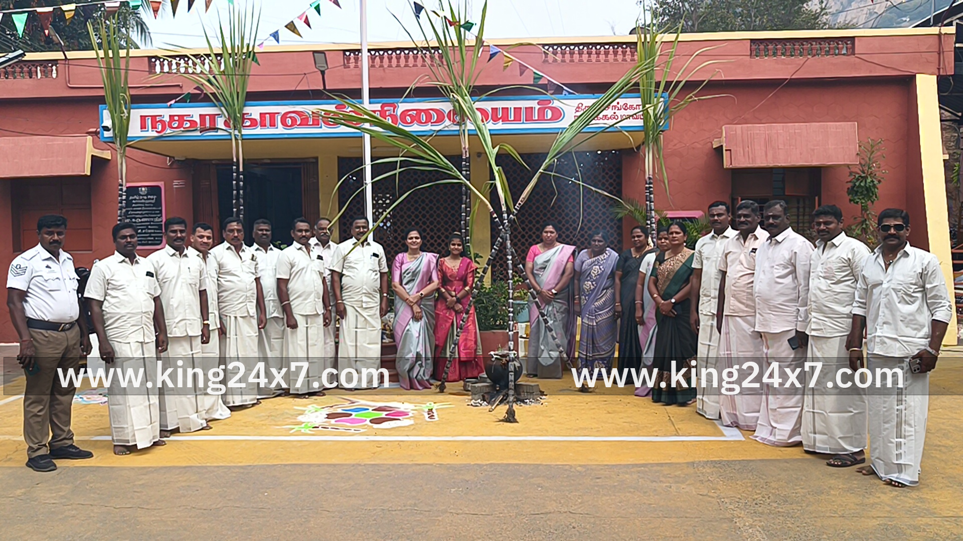 திருச்செங்கோடு நகர காவல் நிலையத்தில் ஆய்வாளர் வளர்மதி தலைமையில் சமத்துவ பொங்கல் விழா கொண்டாட்டம்