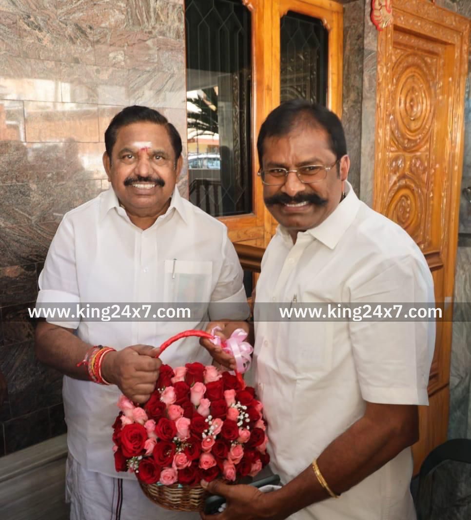 அதிமுக பொதுச்செயலாளர் முன்னாள் முதல்வர் எடப்பாடி பழனிச்சாமியை சந்தித்து அமெரிக்கா செல்வம் பொங்கல் வாழ்த்து பெற்றார்.