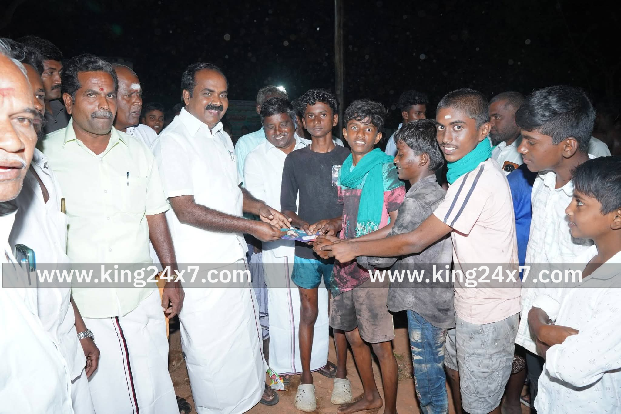 ஆலங்குடி அருகே ஏறுதல்போட்டியை  தொடங்கி அமைச்சர்