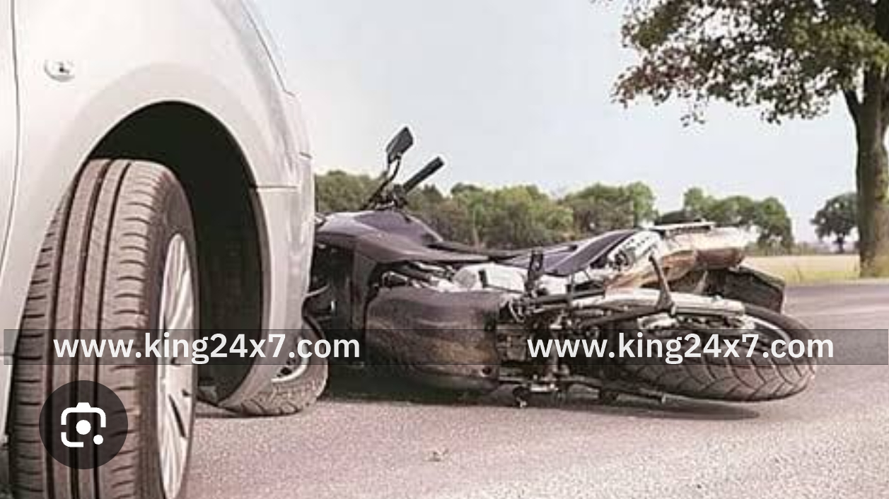 டூவீலர் மீது கார் மோதிய விபத்தில்
 மூன்று பேர் படுகாயம்