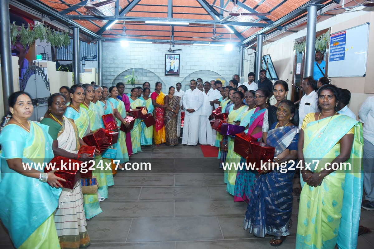 சமத்துவ பொங்கல் விளையாட்டுப் போட்டிகளில் வெற்றி பெற்ற மகளிர்களுக்கு கழக துணைப் பொதுச்செயலாளர் ஆ.இராசா.எம்.பி. பரிசுகள் வழங்கினார்