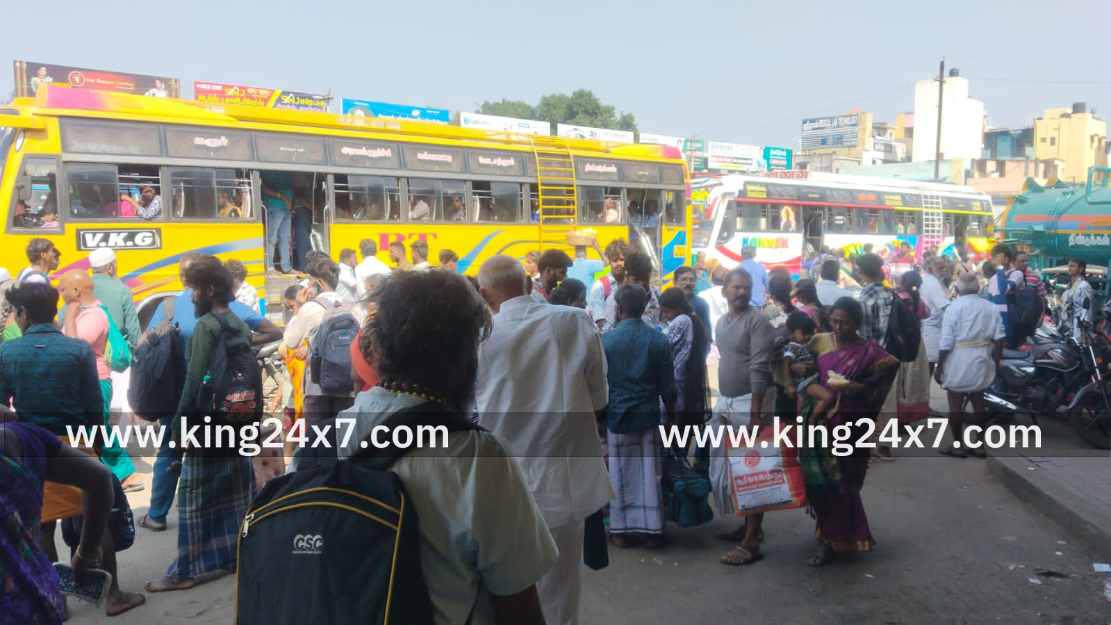 திண்டுக்கல் பேருந்து நிலையத்தில் போதிய பேருந்துகள் இல்லாததால் பயணிகள் அவதி