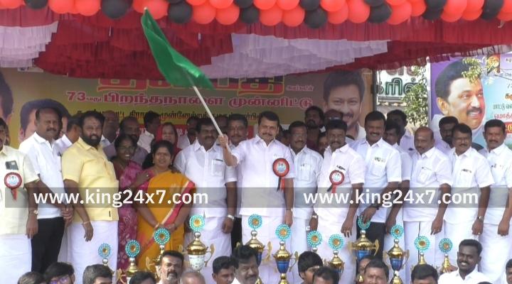 கரூரில்  செந்தில் பாலாஜி துவக்கி வைத்த மாட்டு வண்டி எல்லை பந்தயத்தில் சீறி பாய்ந்த காளைகள் - வெற்றி பெற்ற வீரர்களுக்கு பரிசு தொகை மற்றும் சுழற்கோப்பை வழங்கி வாழ்த்து தெரிவித்த