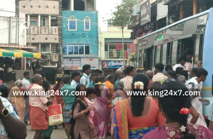 சுரண்டையை கண்டுகொள்ளாத போக்குவரத்து கழகம் 
       சுரண்டையில் இருந்து பொங்கல் விடுமுறை சிறப்பு பஸ்கள் இயக்கப்படததால் பொது மக்கள் கடும் அவதி