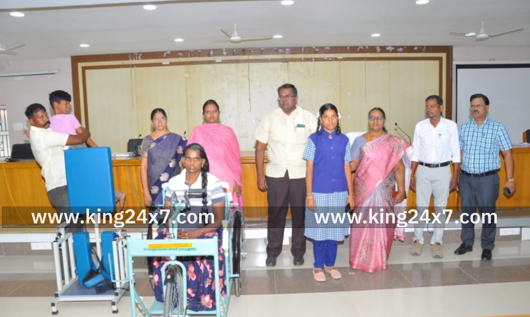 இராணிப்பேட்டை மாவட்ட வருவாய் அலுவலர் செ.தனலிங்கம் நேற்று  மாவட்ட ஆட்சித்தலைவர் அலுவலக கூட்டரங்கில்