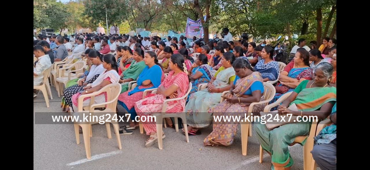 9 அம்ச கோரிக்கைகளை வலியுறுத்தி வருவாய்த்துறை சங்கங்களின் கூட்டமைப்பினர் தர்ணா போராட்டத்தில் ஈடுபட்டதால் பரபரப்பு.