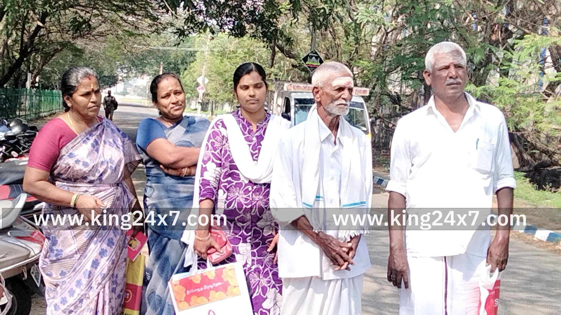 ராமநாதபுரம் தன்னைத் தாக்கிய  மகன் மீது தந்தை காவல் கண்காணிப்பாளரிடம் புகார் மனு அளித்தார்
