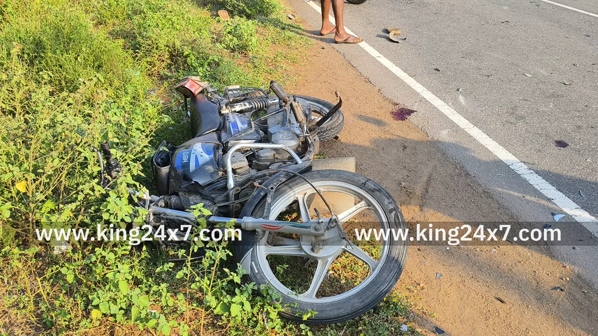 குளித்தலையில் இரண்டு பைக்குகள் மோதிக்கொண்ட விபத்து குளித்தலையில் இரண்டு பைக்குகள் மோதிக்கொண்ட விபத்து