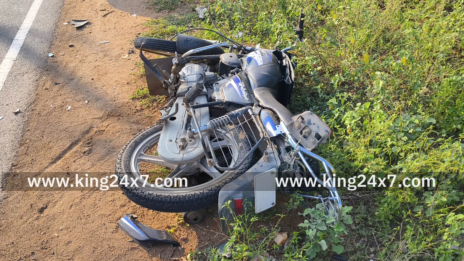 குளித்தலையில் இரண்டு பைக்குகள் மோதிக்கொண்ட விபத்து குளித்தலையில் இரண்டு பைக்குகள் மோதிக்கொண்ட விபத்து