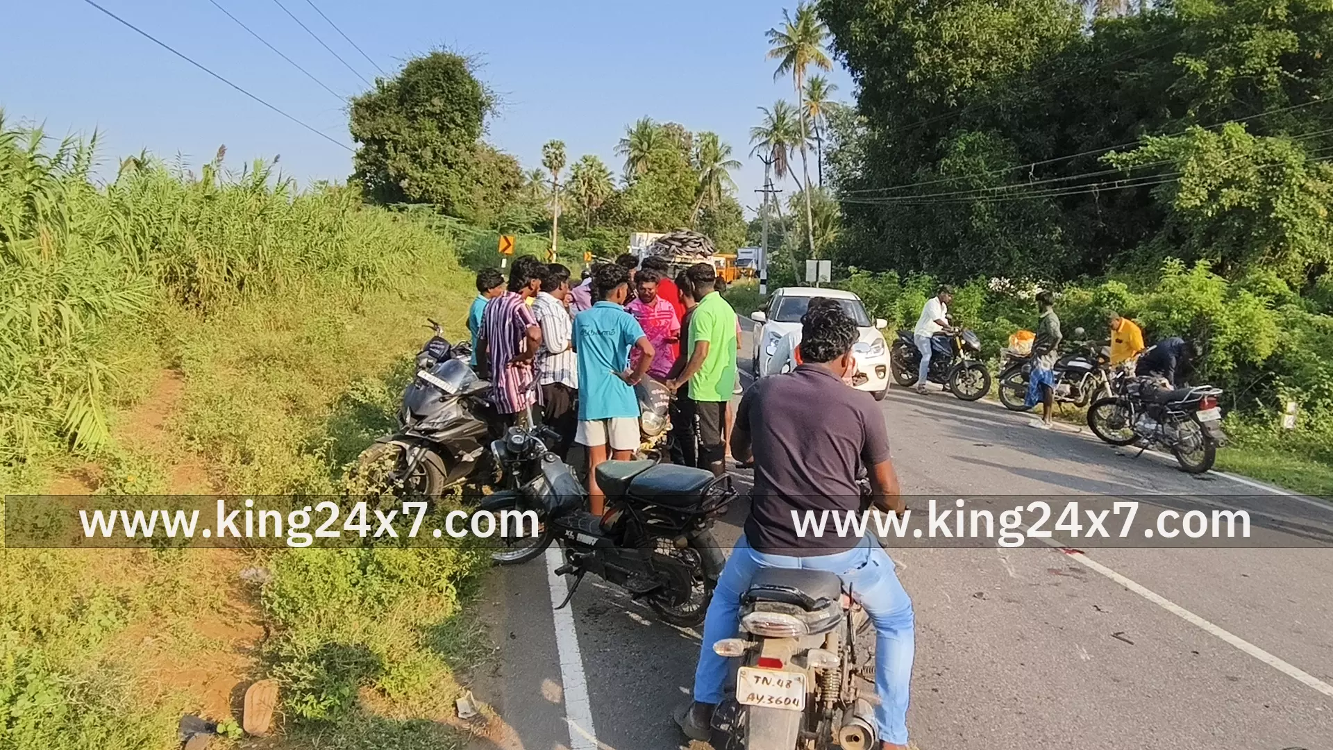 குளித்தலையில் இரண்டு பைக்குகள் மோதிக்கொண்ட விபத்து குளித்தலையில் இரண்டு பைக்குகள் மோதிக்கொண்ட விபத்து