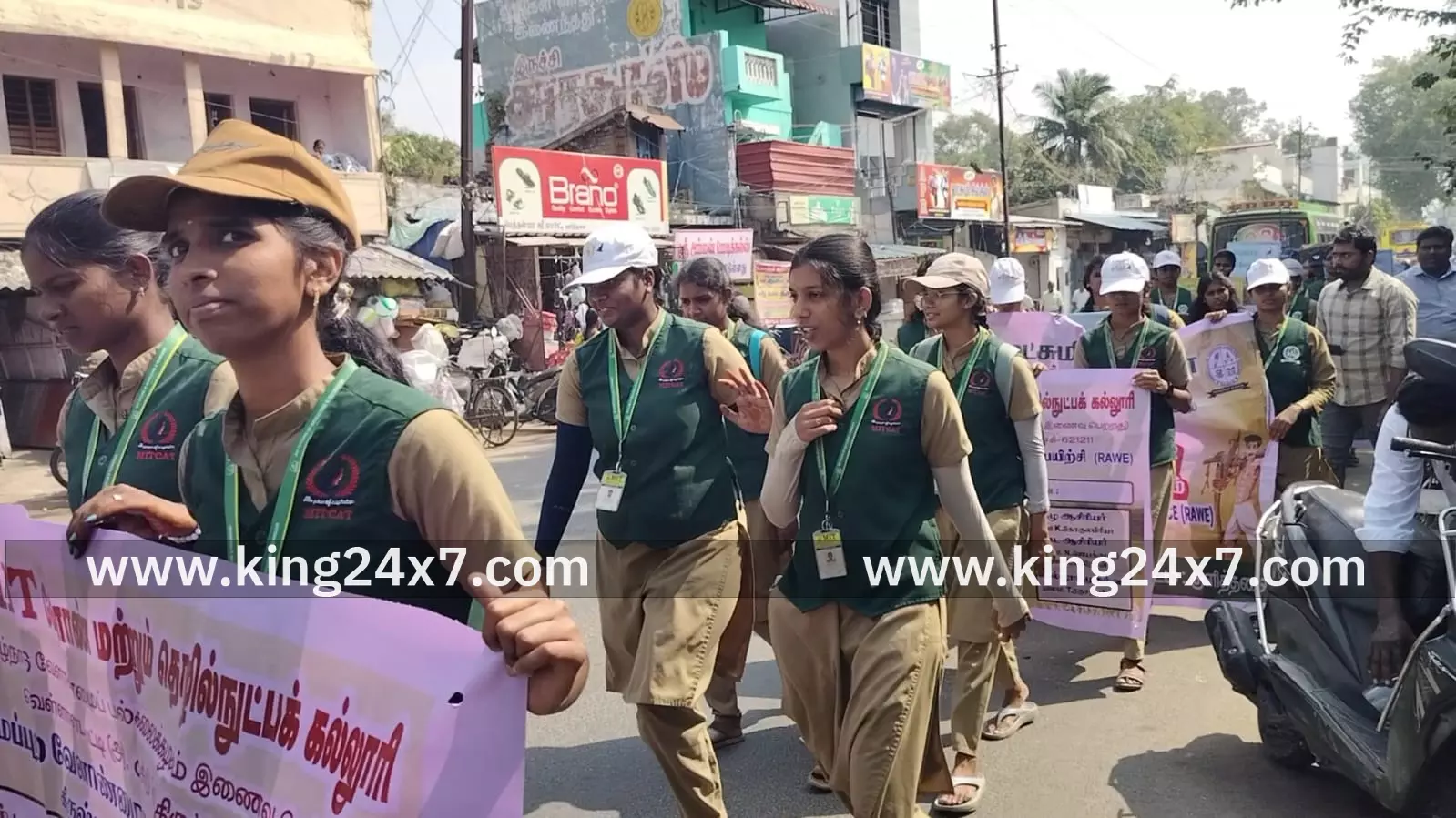 குளித்தலையில் விதைகள் அறக்கட்டளை மற்றும் குளித்தலை காவல்துறை சார்பில் விழிப்புணர்வு பேரணி குளித்தலையில் விதைகள் அறக்கட்டளை மற்றும் குளித்தலை காவல்துறை சார்பில் விழிப்புணர்வு பேரணி