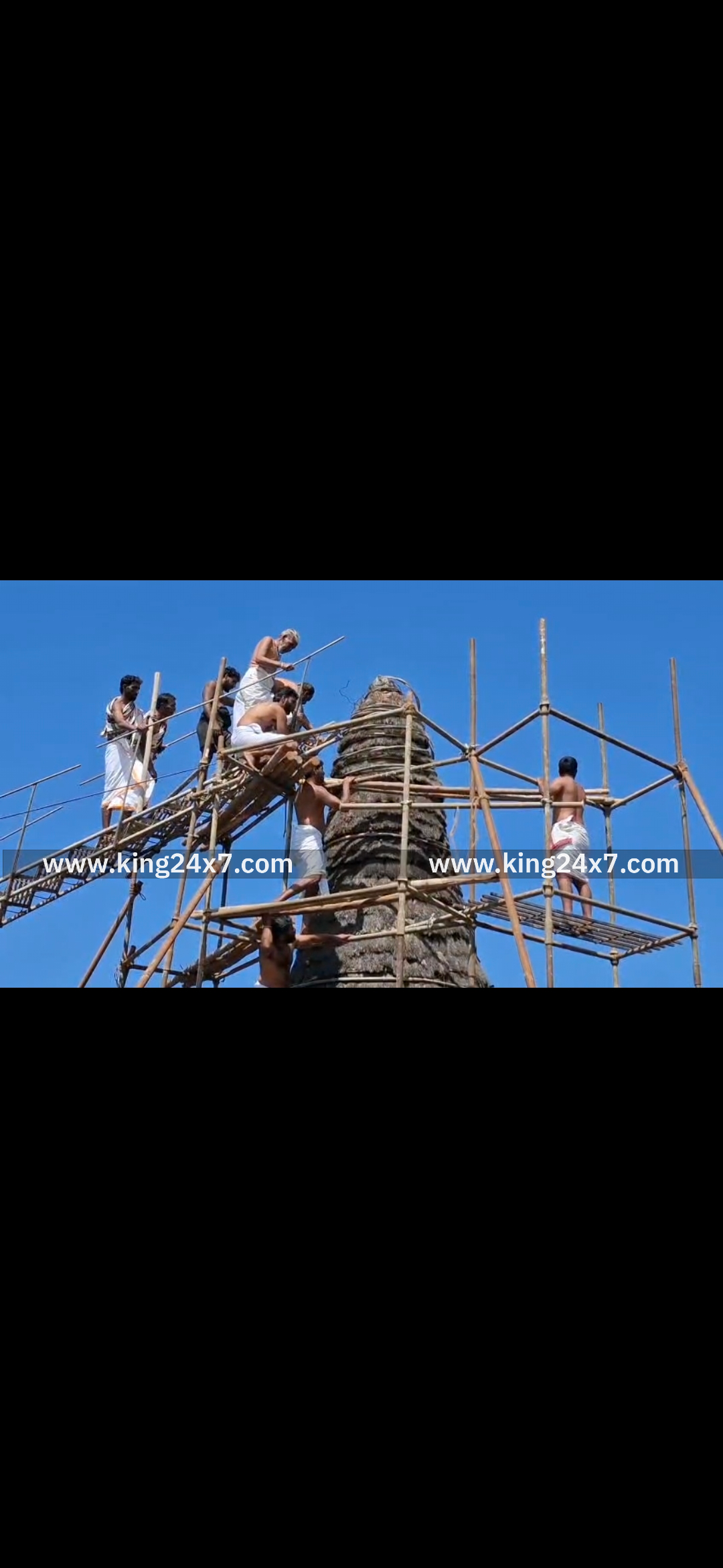 உதகை முத்தநாடு மந்து பகுதியில் தோடர் பழங்குடியின மக்களின் பாரம்பரிய கோவிலில், கூரை வேயும் நிகழ்ச்சி இன்று துவங்கியது.