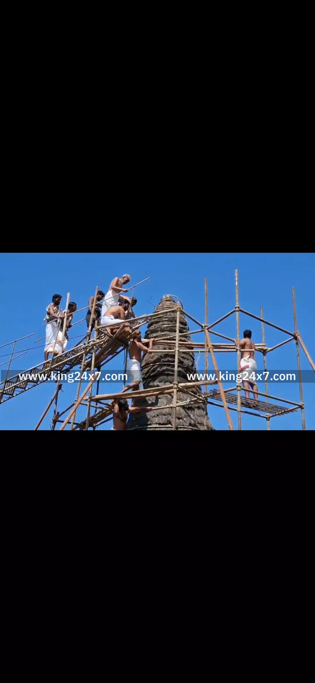 உதகை முத்தநாடு மந்து பகுதியில் தோடர் பழங்குடியின மக்களின் பாரம்பரிய கோவிலில், கூரை வேயும் நிகழ்ச்சி இன்று துவங்கியது. உதகை முத்தநாடு மந்து பகுதியில் தோடர் பழங்குடியின மக்களின் பாரம்பரிய கோவிலில், கூரை வேயும் நிகழ்ச்சி இன்று துவங்கியது.