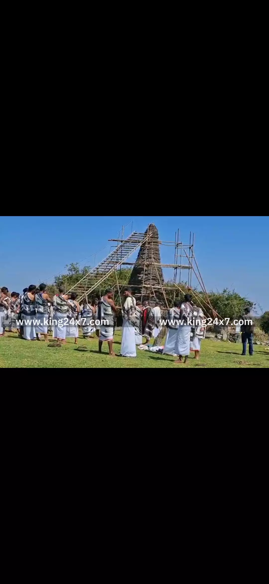 உதகை முத்தநாடு மந்து பகுதியில் தோடர் பழங்குடியின மக்களின் பாரம்பரிய கோவிலில், கூரை வேயும் நிகழ்ச்சி இன்று துவங்கியது. உதகை முத்தநாடு மந்து பகுதியில் தோடர் பழங்குடியின மக்களின் பாரம்பரிய கோவிலில், கூரை வேயும் நிகழ்ச்சி இன்று துவங்கியது.