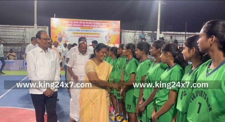 கரூரில் நடைபெற்ற ஒன்பதாவது மாநில அளவிலான கூடைப்பந்து போட்டியில் வீரர்கள் உற்சாகம்.