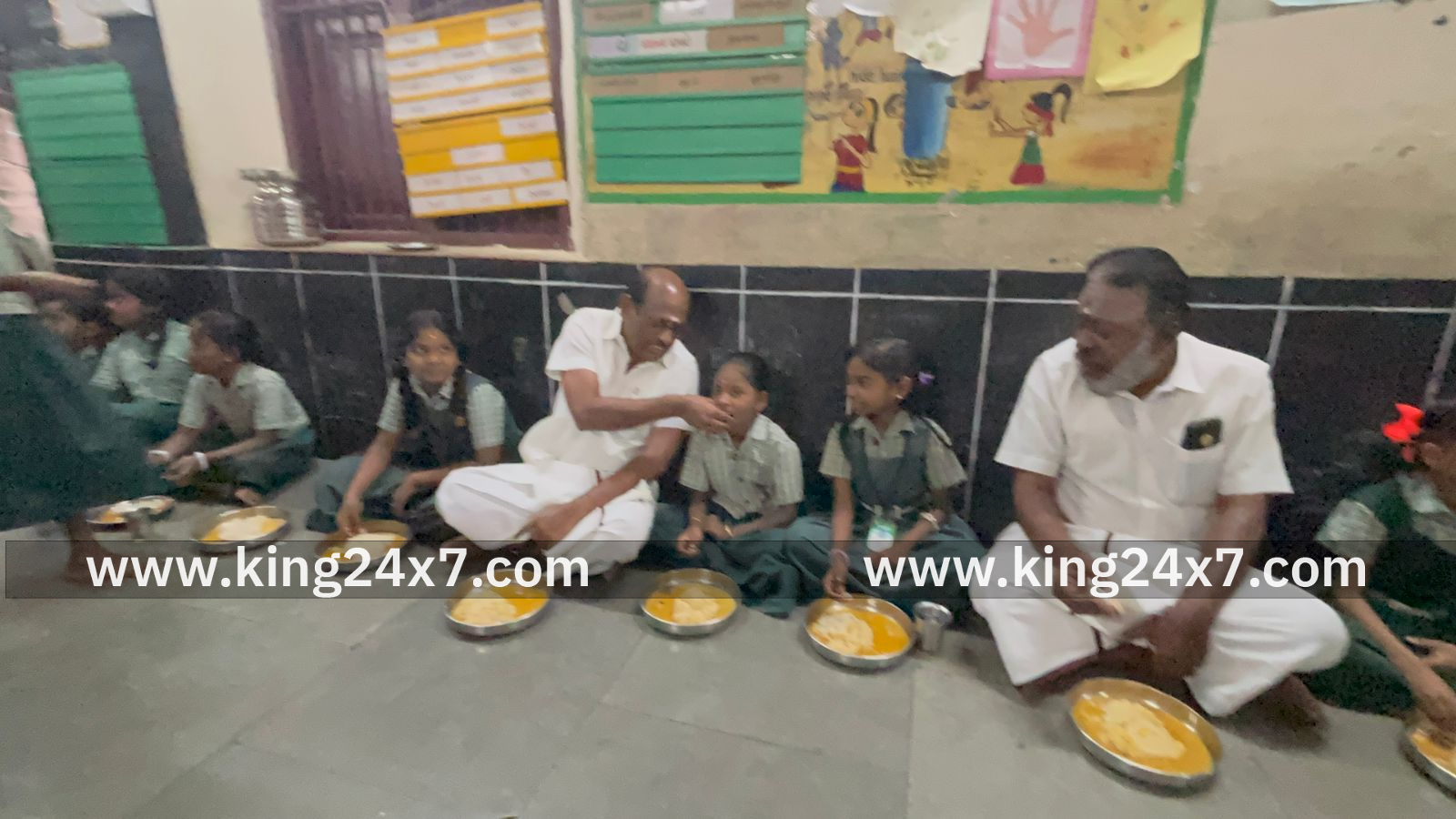 மாணவர்களுடன் உணவு அருந்திய மேயர்