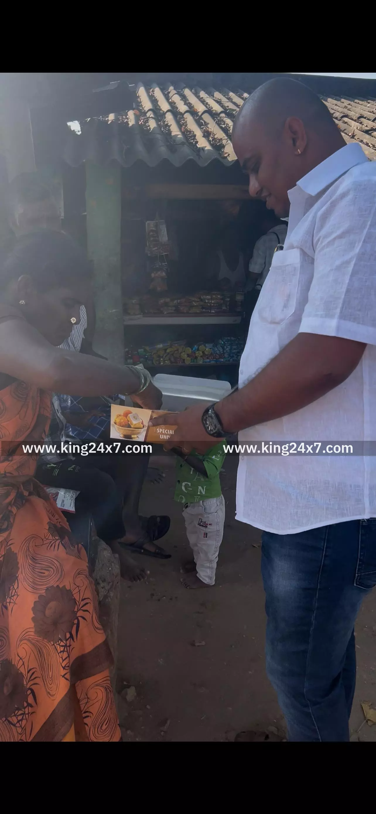 ரெட்டியப்பட்டியில் தவெக கடவூர் தெற்கு ஒன்றியம் சார்பில் பொதுமக்களுக்கு இனிப்பு வழங்கி கொண்டாட்டம் ரெட்டியப்பட்டியில் தவெக கடவூர் தெற்கு ஒன்றியம் சார்பில் பொதுமக்களுக்கு இனிப்பு வழங்கி கொண்டாட்டம்