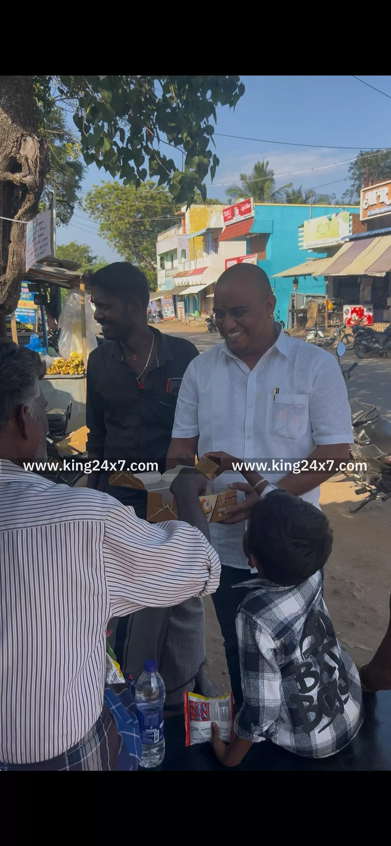 ரெட்டியப்பட்டியில் தவெக கடவூர் தெற்கு ஒன்றியம் சார்பில் பொதுமக்களுக்கு இனிப்பு வழங்கி கொண்டாட்டம் ரெட்டியப்பட்டியில் தவெக கடவூர் தெற்கு ஒன்றியம் சார்பில் பொதுமக்களுக்கு இனிப்பு வழங்கி கொண்டாட்டம்